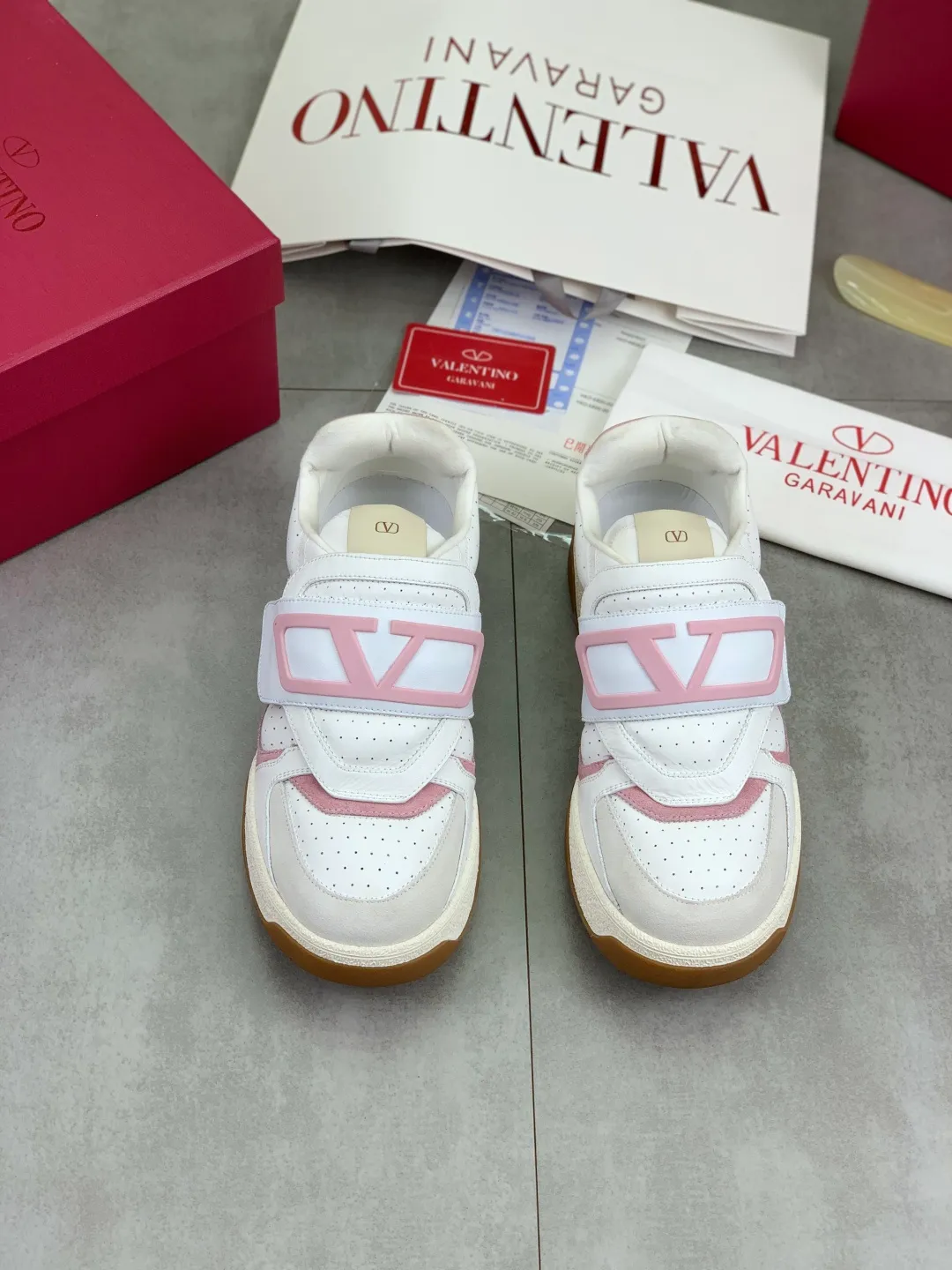 Men's men's shoes 💰P680 New Valentino 𝑶𝒏𝒆𝑺𝒕𝒖𝒅 Couple's sports shoes series Valentino 2025 new couple's sports shoes are on sale. The original ZP purchase and dismantling. Repeated pattern making and modification. 1:1 restoration! Top luxury masterpiece Velcro design Soft and comfortable imported calfskin brings excellent elegant texture and excellent on-foot comfort Top purchasing version upper: imported calfskin surface/original oil edge craftsmanship Lining: water-dyed sheepskin lining Outsole: original development 𝐓𝐏𝐔 two-color combination outsole Packaging: original configuration complete package Code number: 35-46